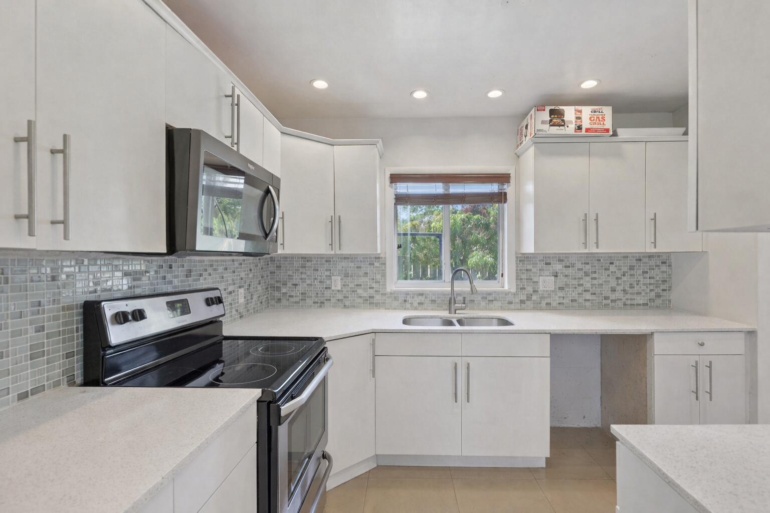 4688 NW 1st Plantation, FL 33317