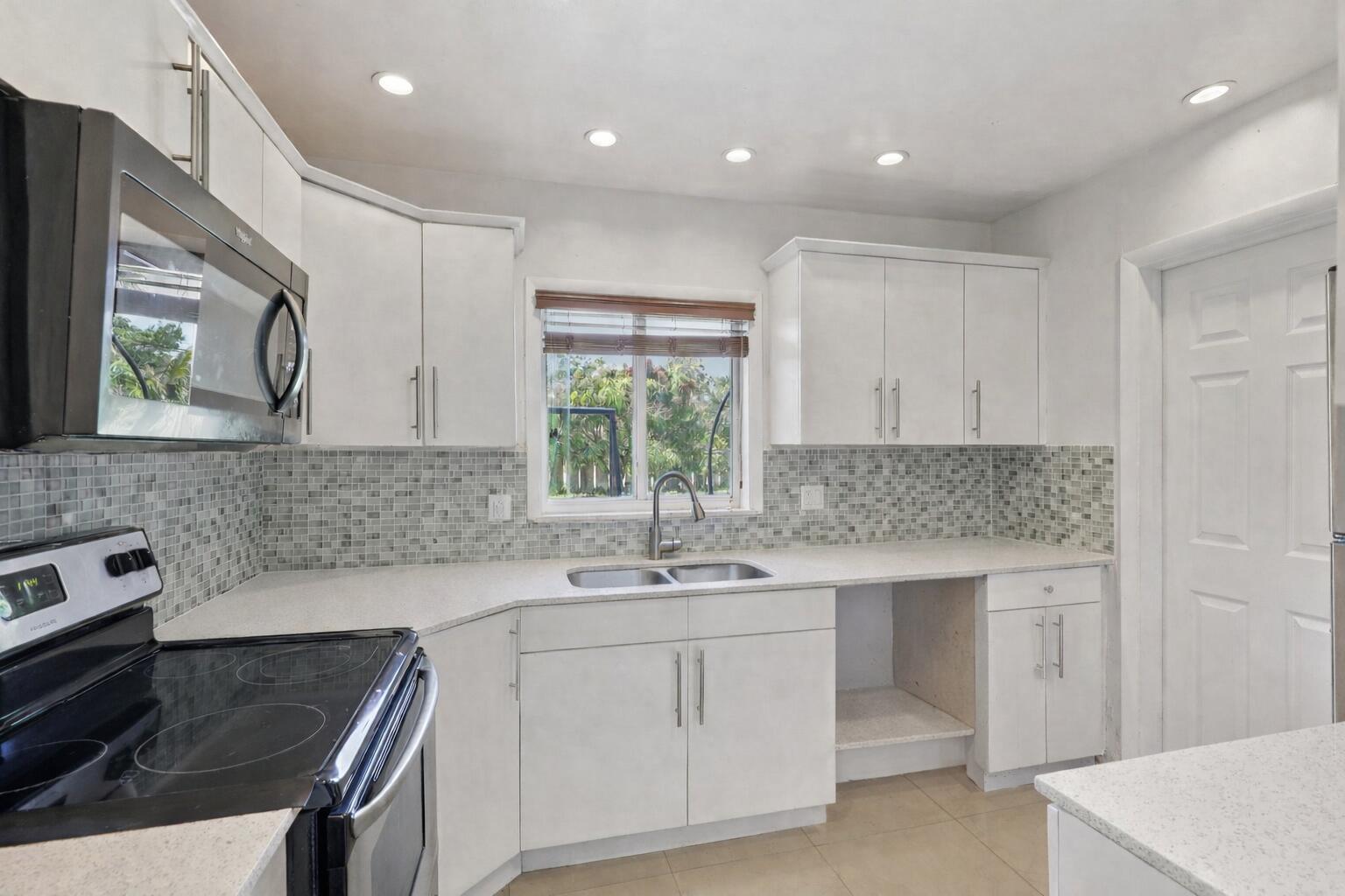 4688 NW 1st Plantation, FL 33317