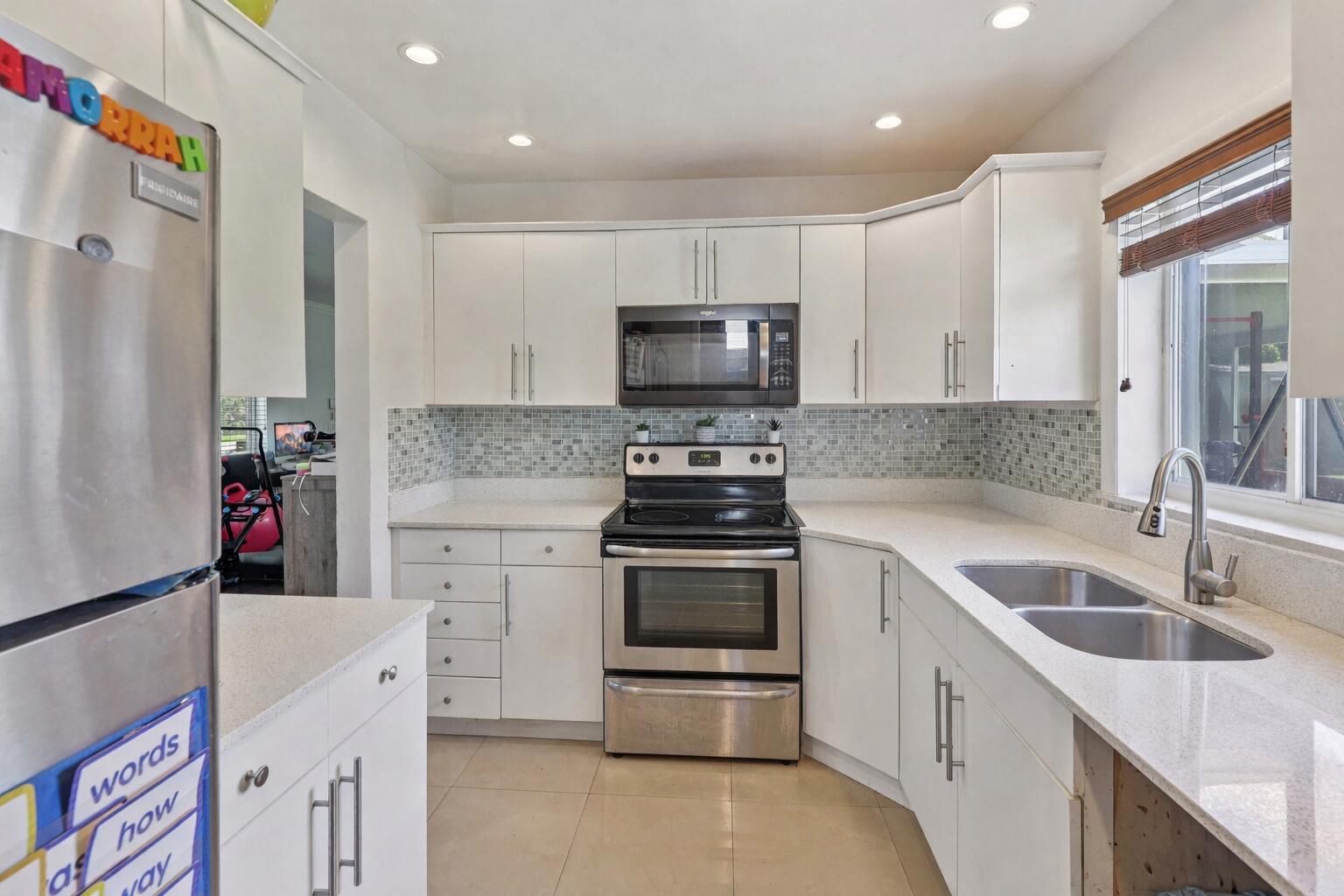 4688 NW 1st Plantation, FL 33317