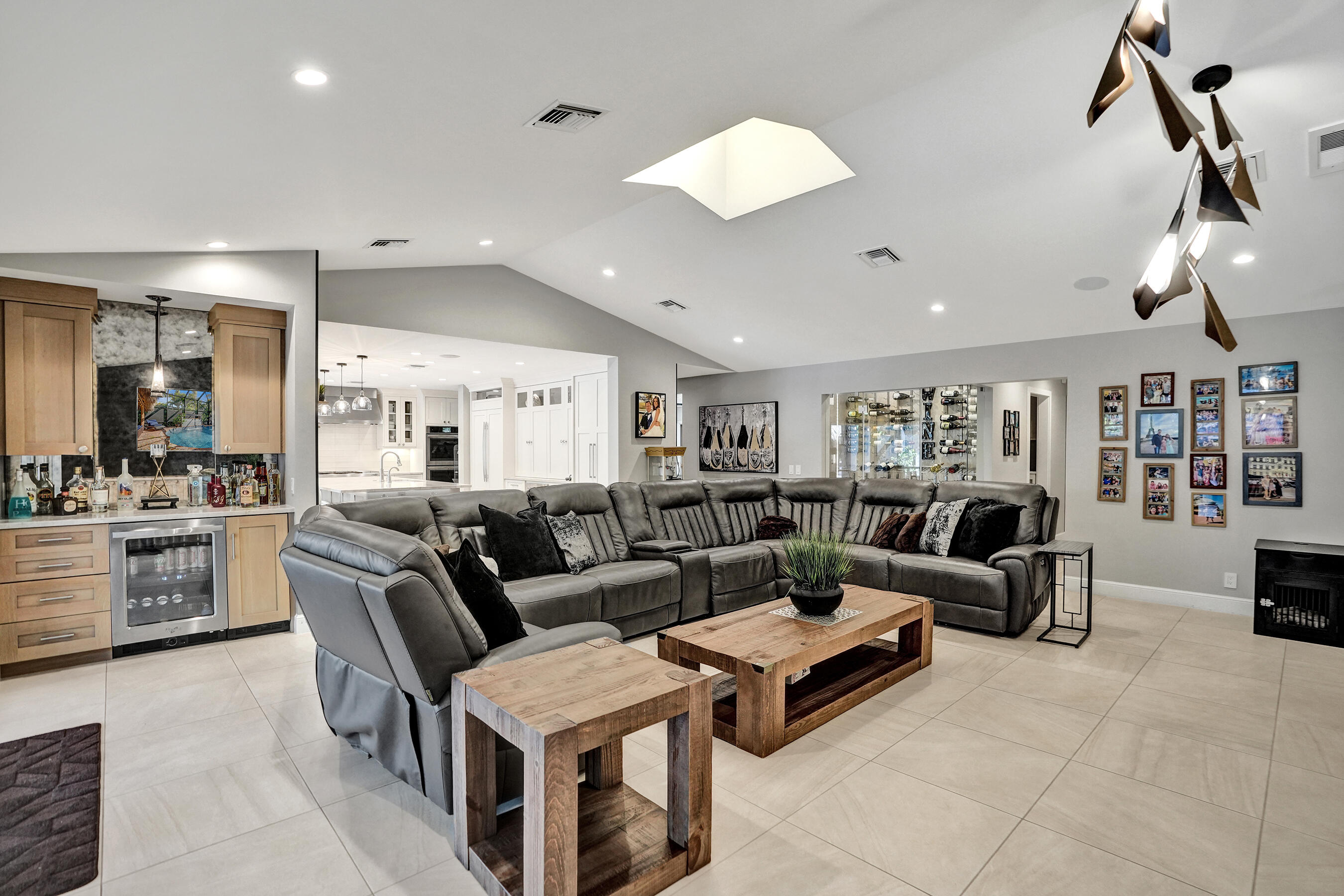 738 Middle Riv Fort Lauderdale, FL 33304