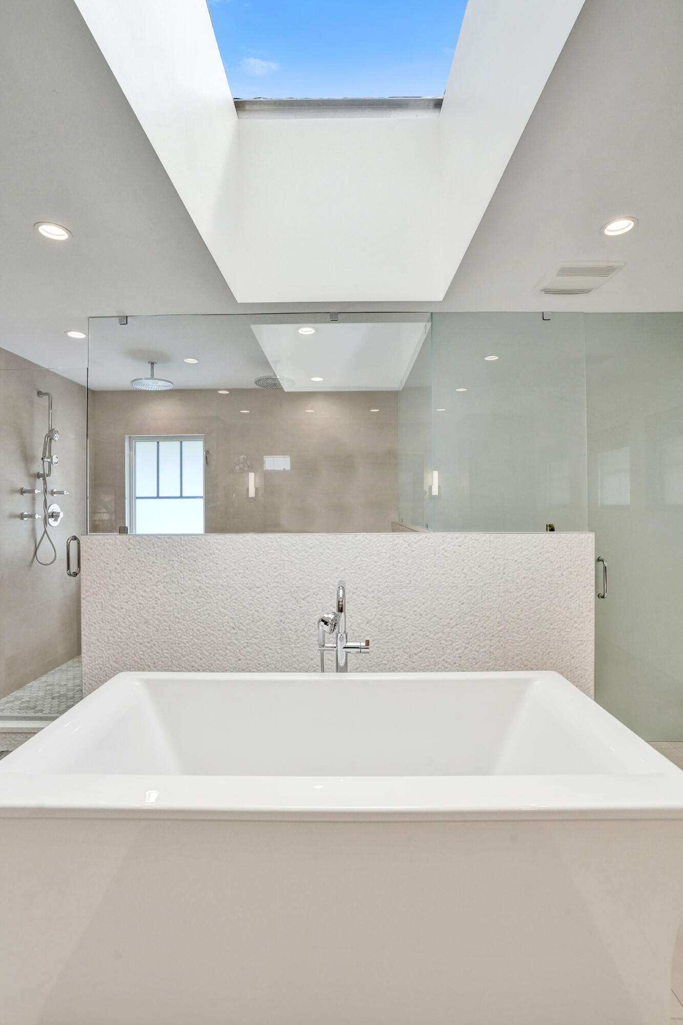 738 Middle Riv Fort Lauderdale, FL 33304