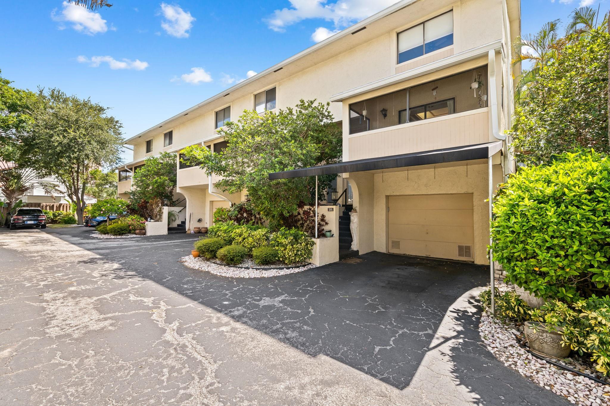 3225 NE 13th #201 Pompano Beach, FL 33062