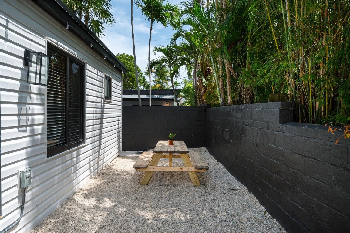 648 NE 16th Ter Fort Lauderdale, FL 33304