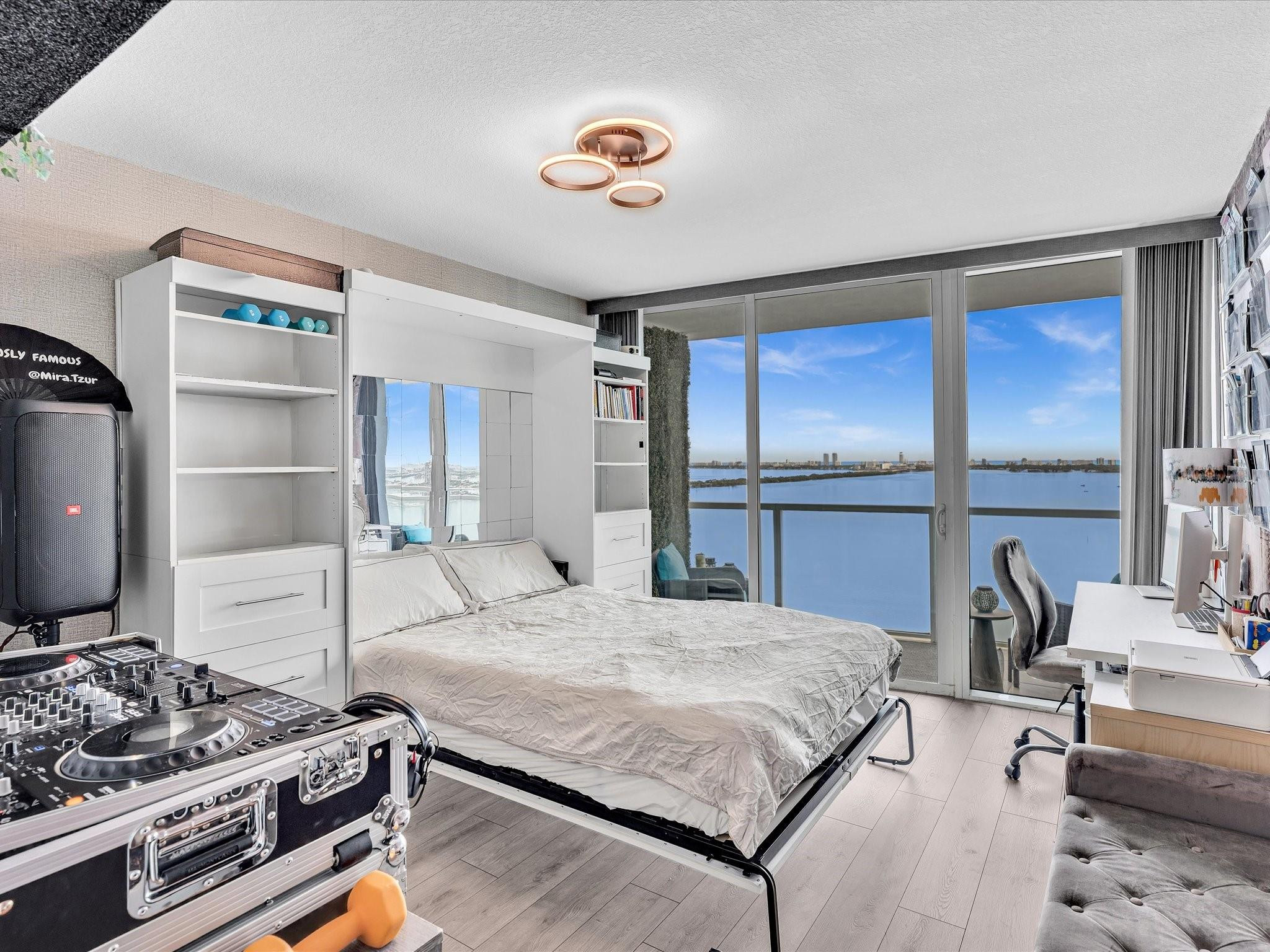 image Onyx on the Bay28