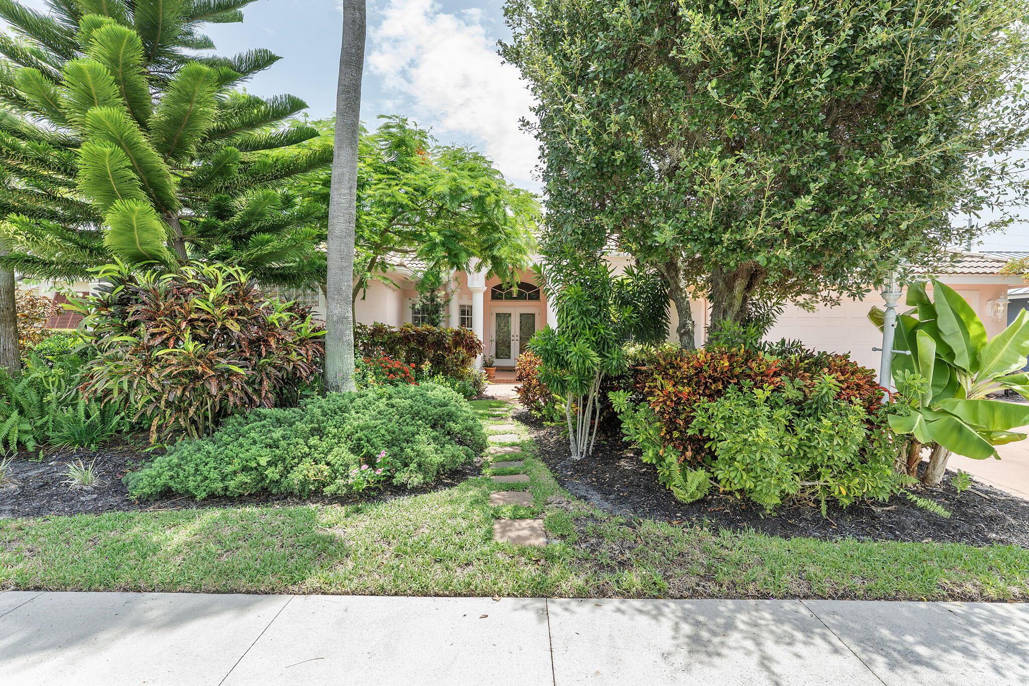 554 N Cypress Dr Tequesta, FL 33469