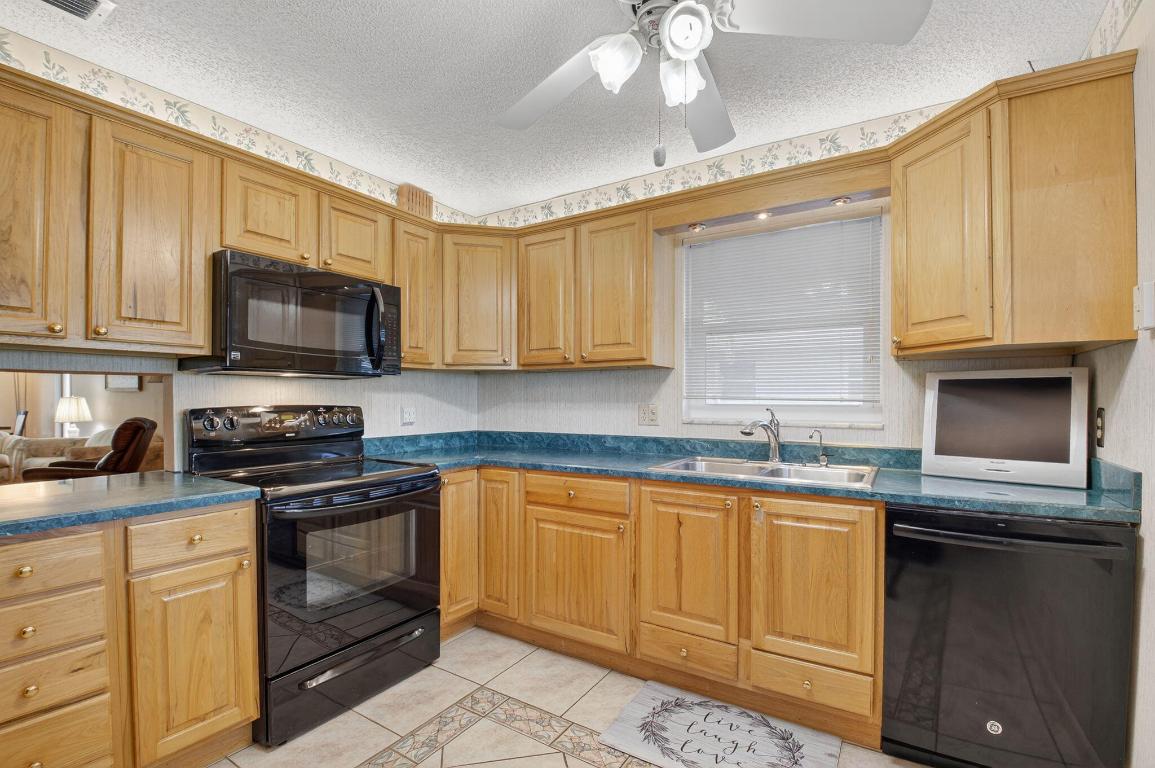 634 Hummingbird Delray Beach, FL 33445