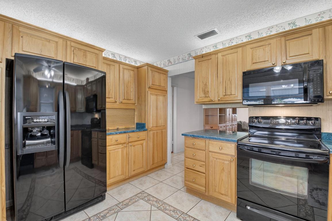 634 Hummingbird Delray Beach, FL 33445