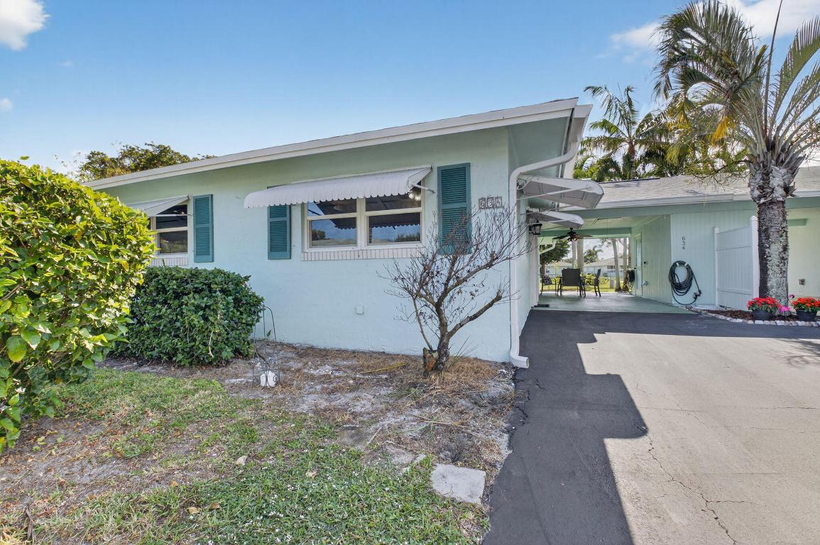 634 Hummingbird Delray Beach, FL 33445