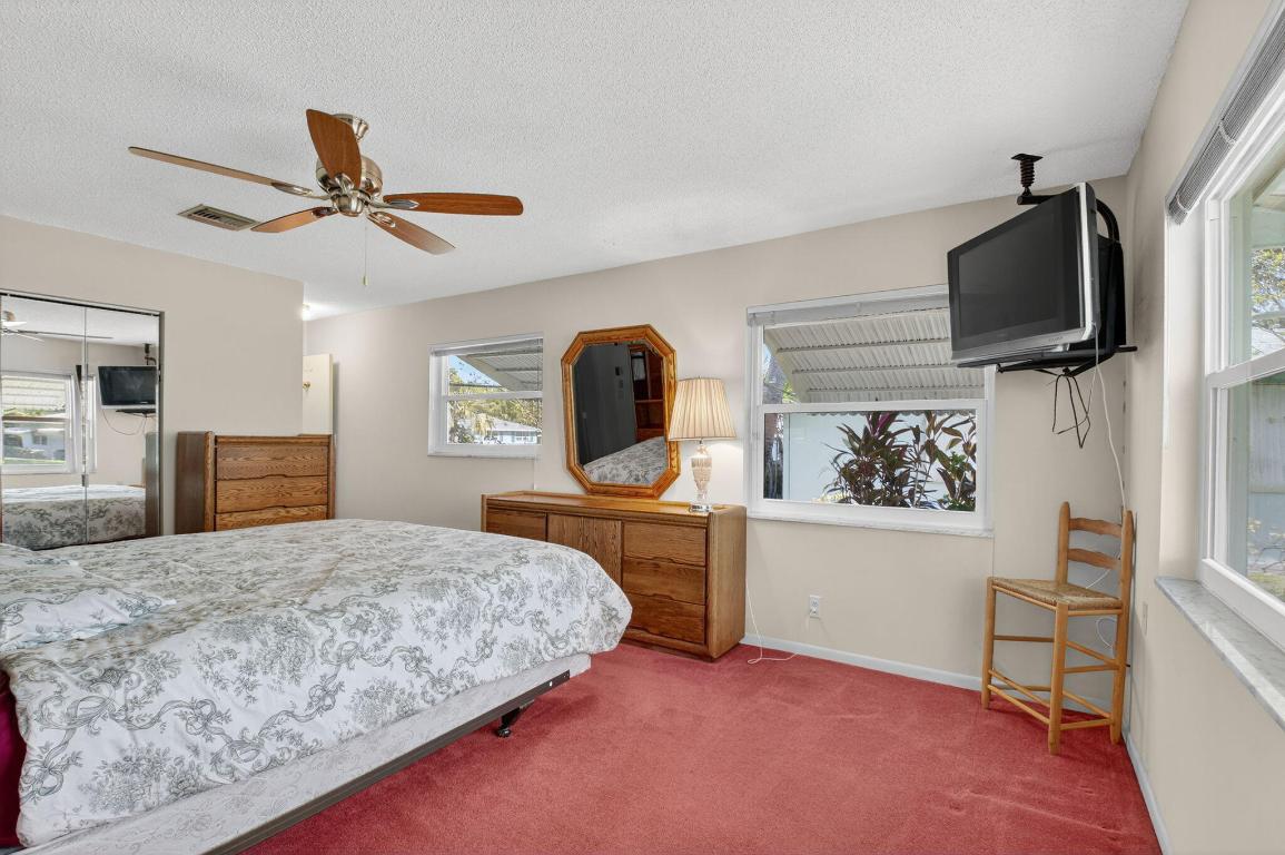 634 Hummingbird Delray Beach, FL 33445