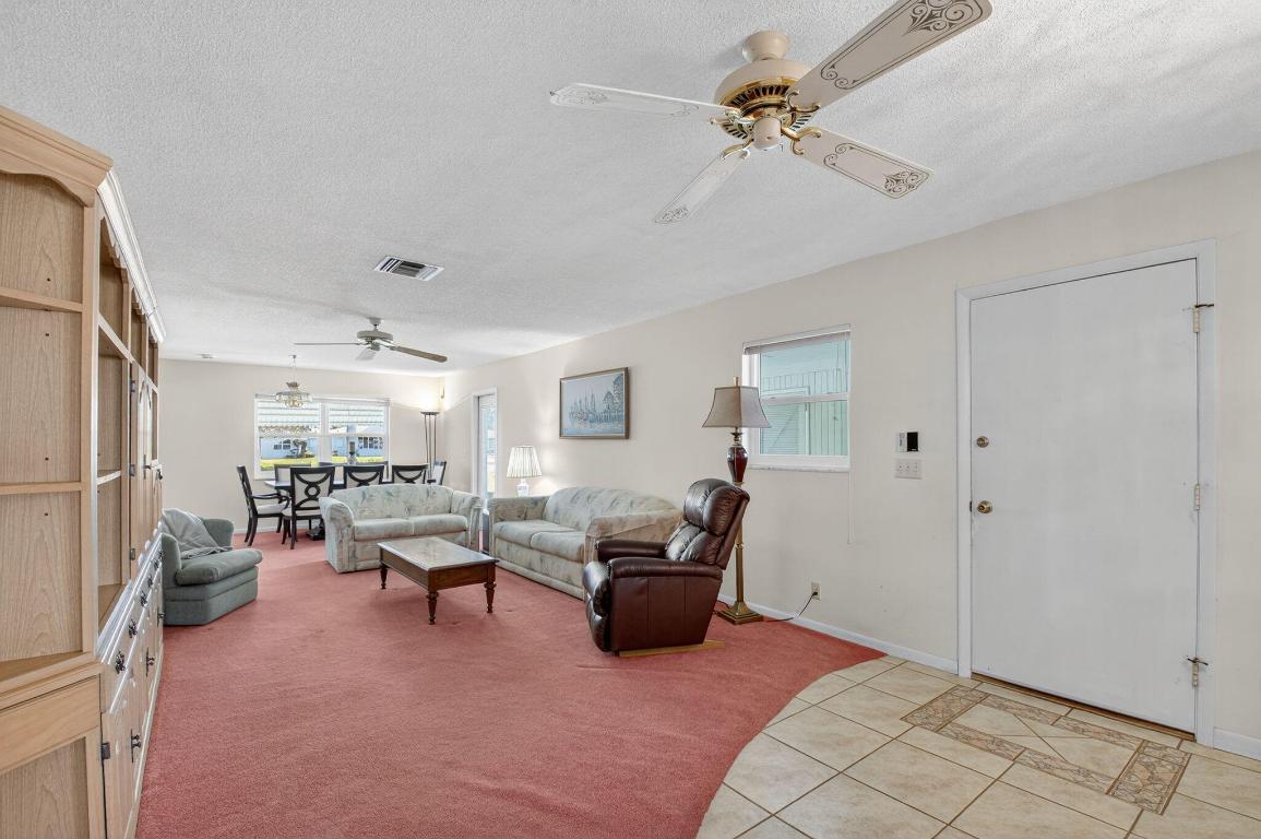 634 Hummingbird Delray Beach, FL 33445