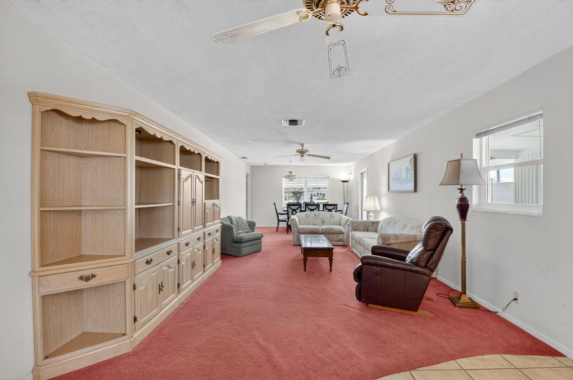 634 Hummingbird Delray Beach, FL 33445