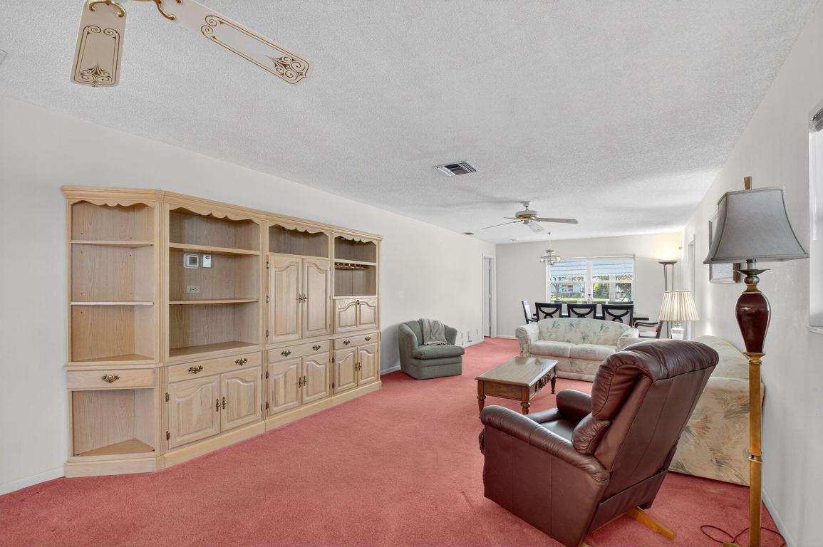 634 Hummingbird Delray Beach, FL 33445