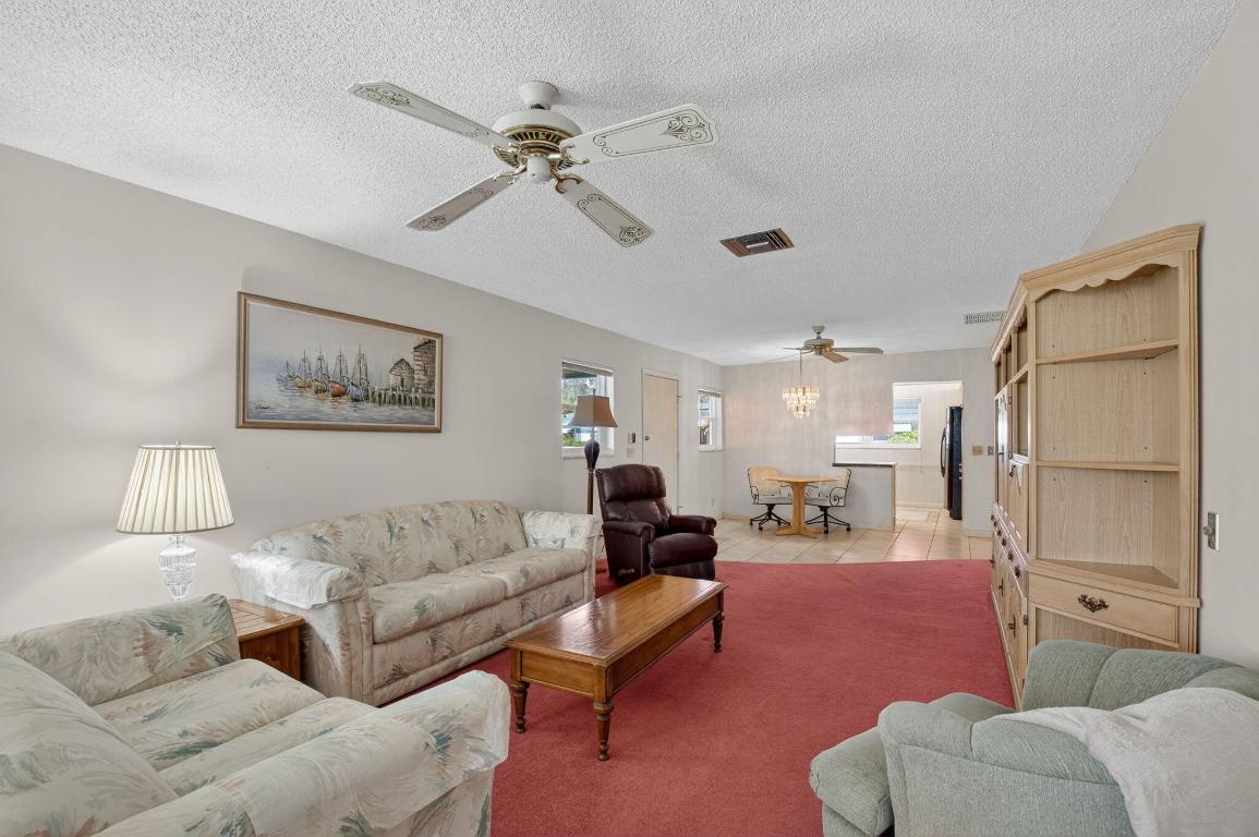 634 Hummingbird Delray Beach, FL 33445