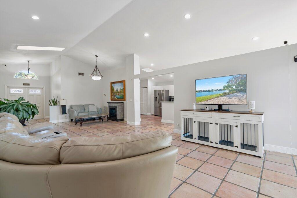 9879 Harbour Lk Cir Boynton Beach, FL 33437