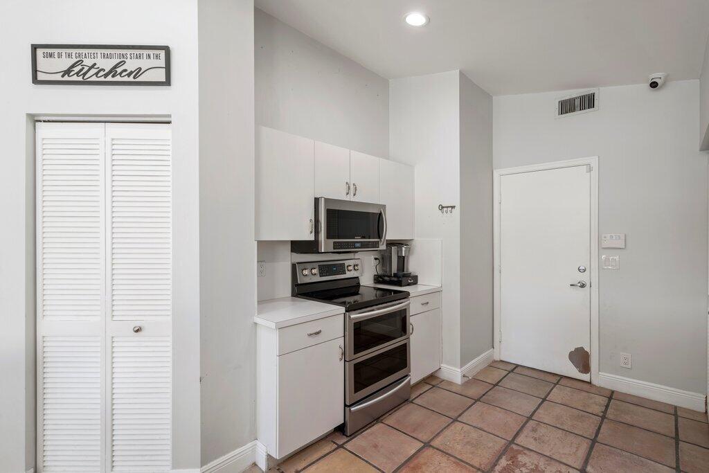 9879 Harbour Lk Cir Boynton Beach, FL 33437