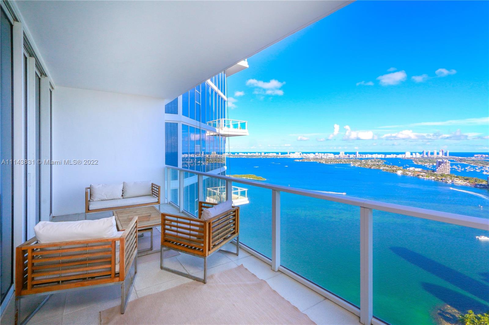 image Paramount Bay0