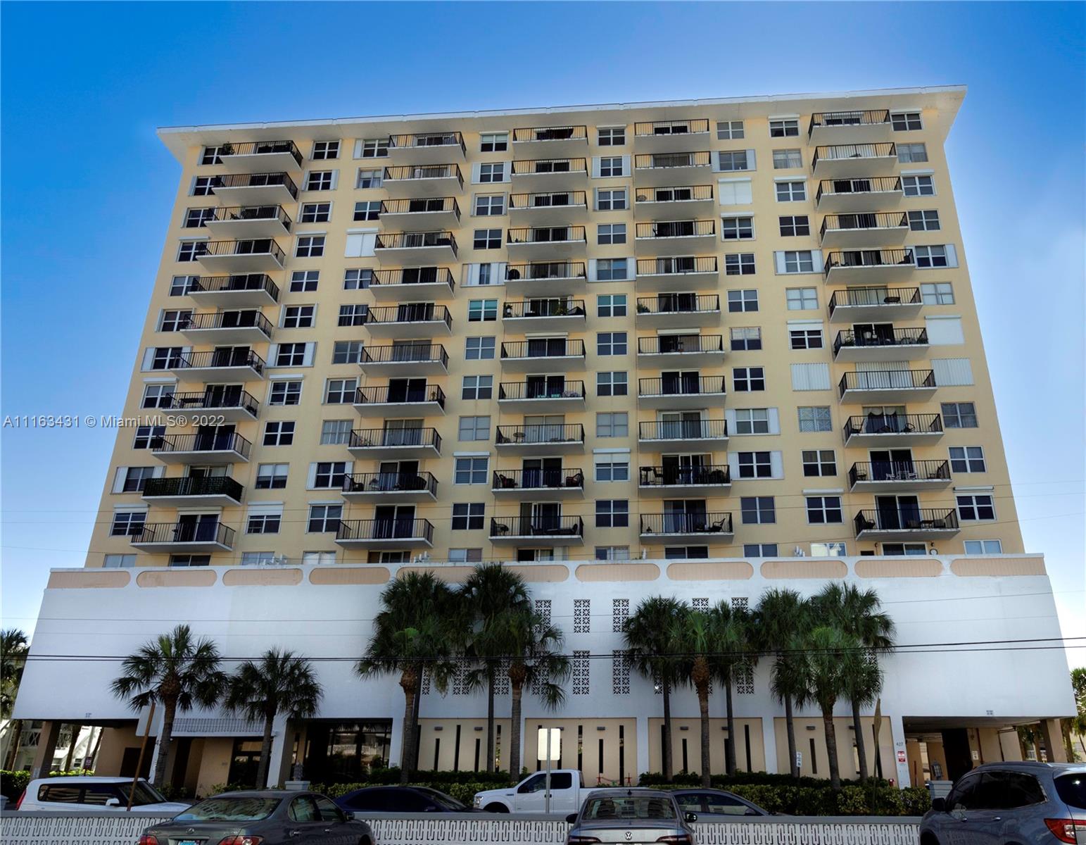 427 Golden Isles Dr #16G