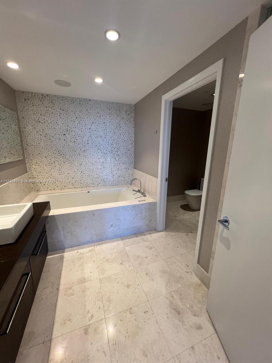image Jade Ocean Condo17