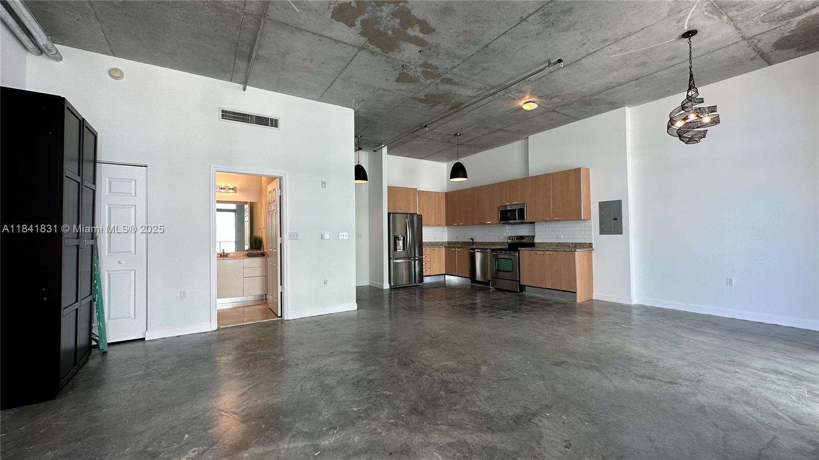 2100 Van Buren St #517