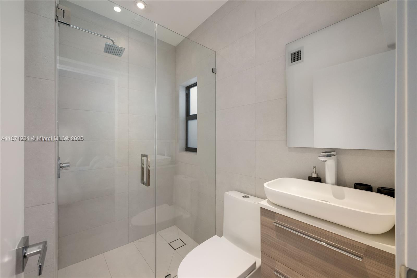 900 W 47th Ct Miami Beach, FL 33140