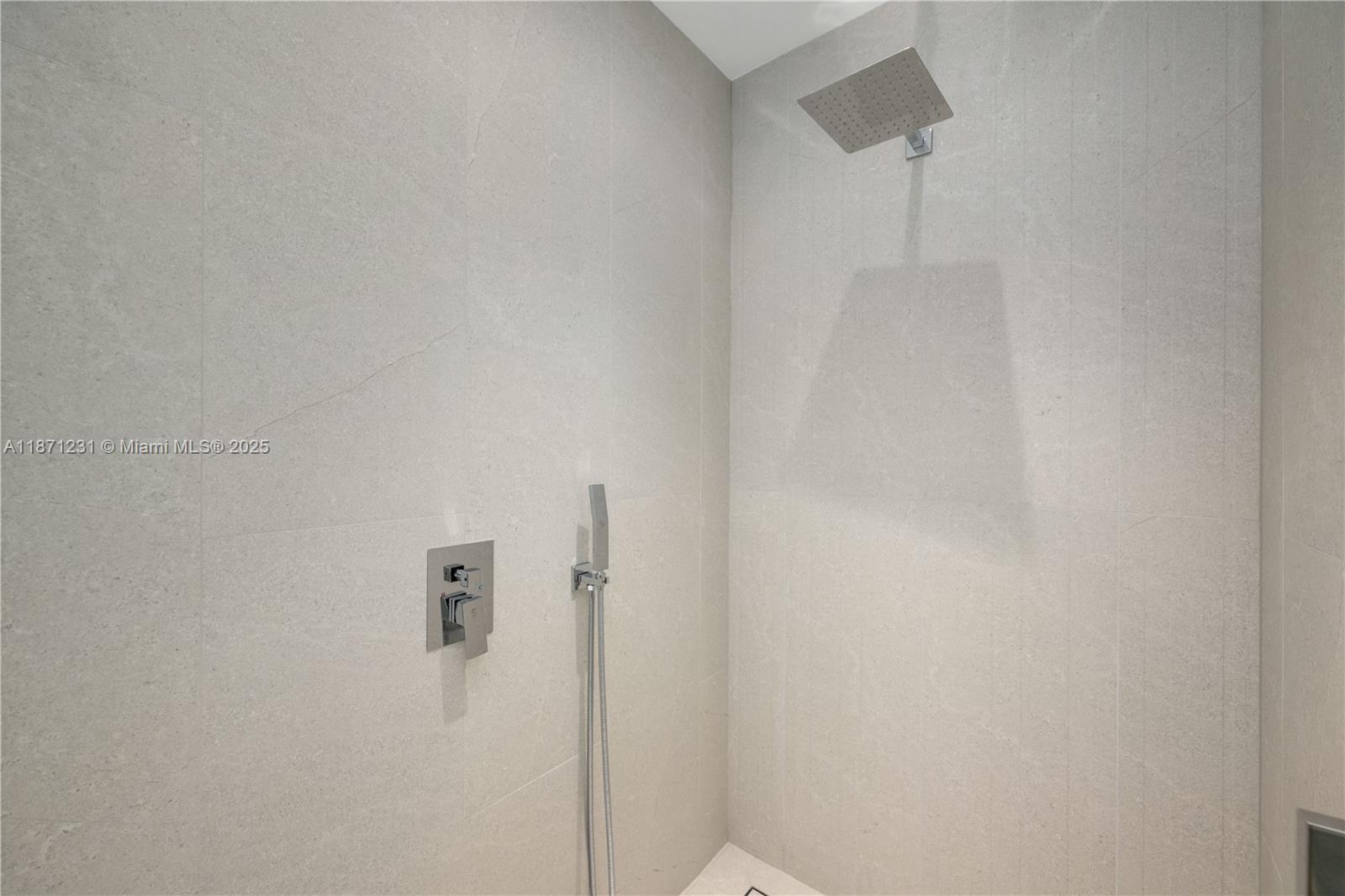 900 W 47th Ct Miami Beach, FL 33140