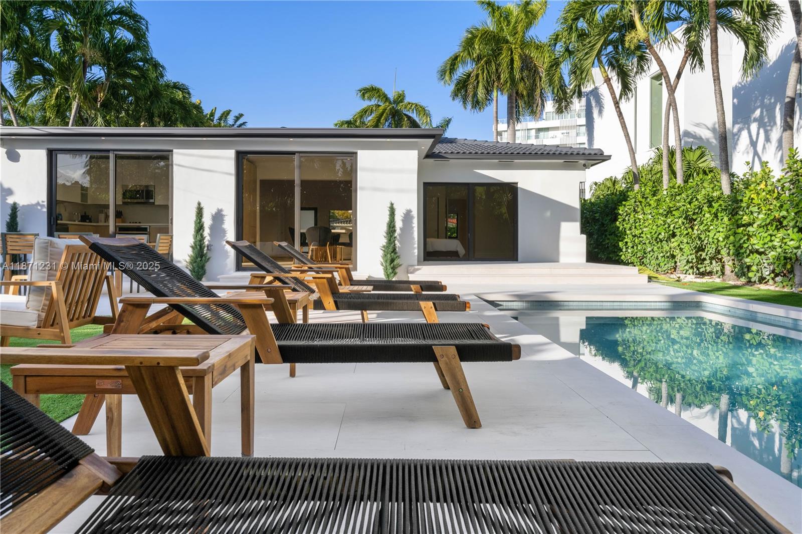 900 W 47th Ct Miami Beach, FL 33140