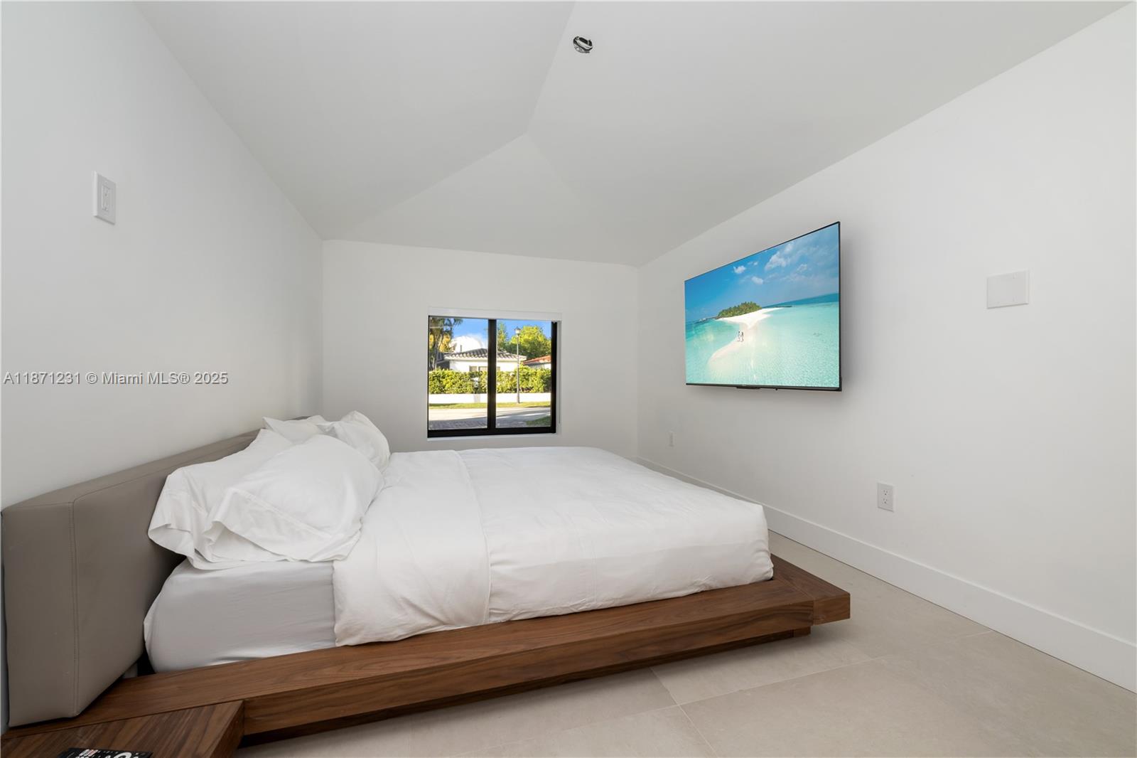 900 W 47th Ct Miami Beach, FL 33140