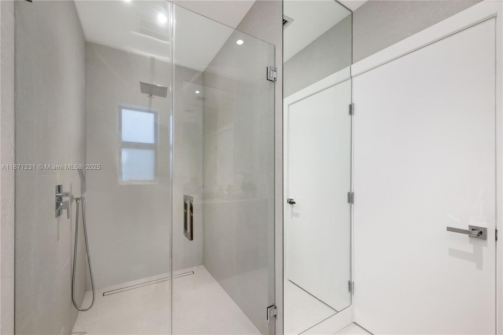 900 W 47th Ct Miami Beach, FL 33140