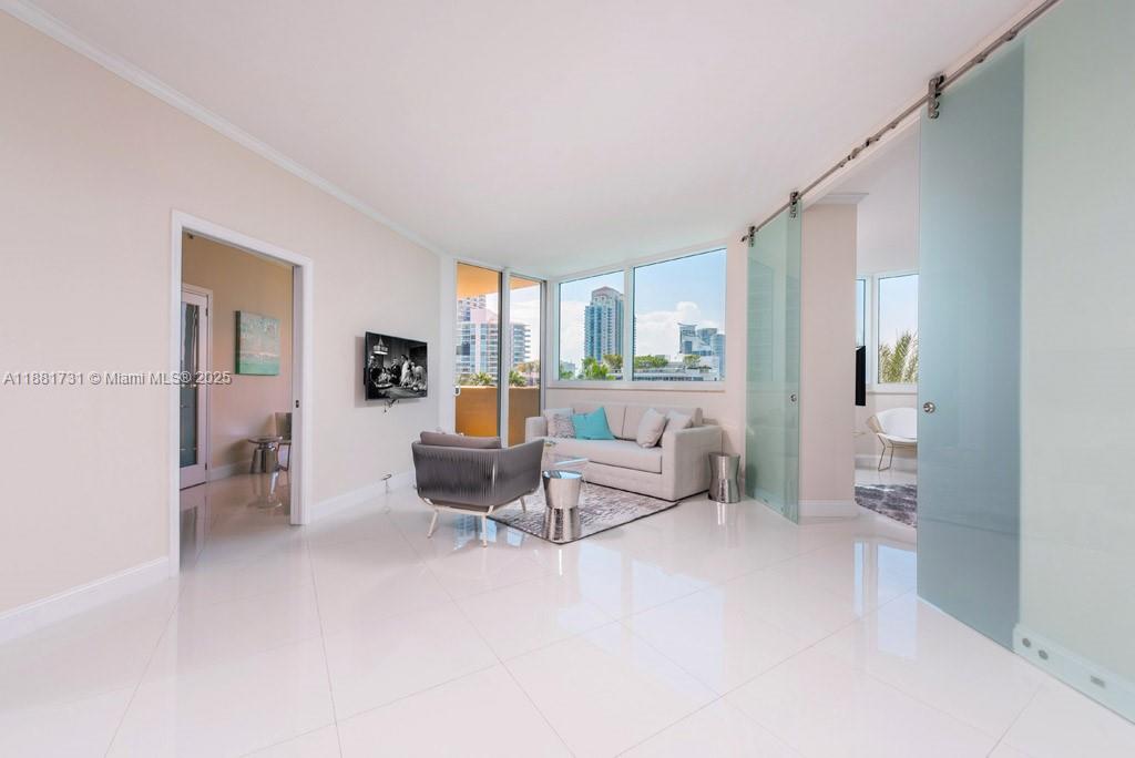 300 S Pointe Dr #706