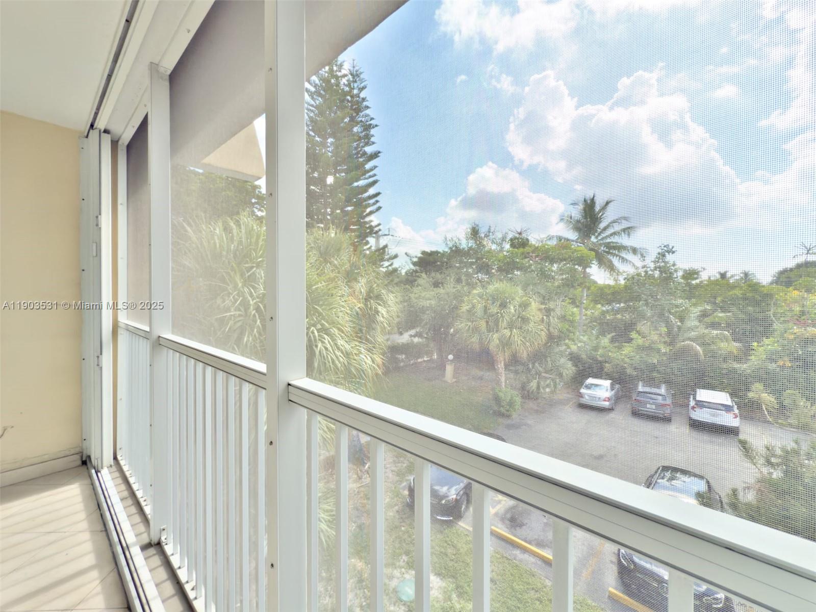 942 NE 199th St #302 Miami, FL 33179