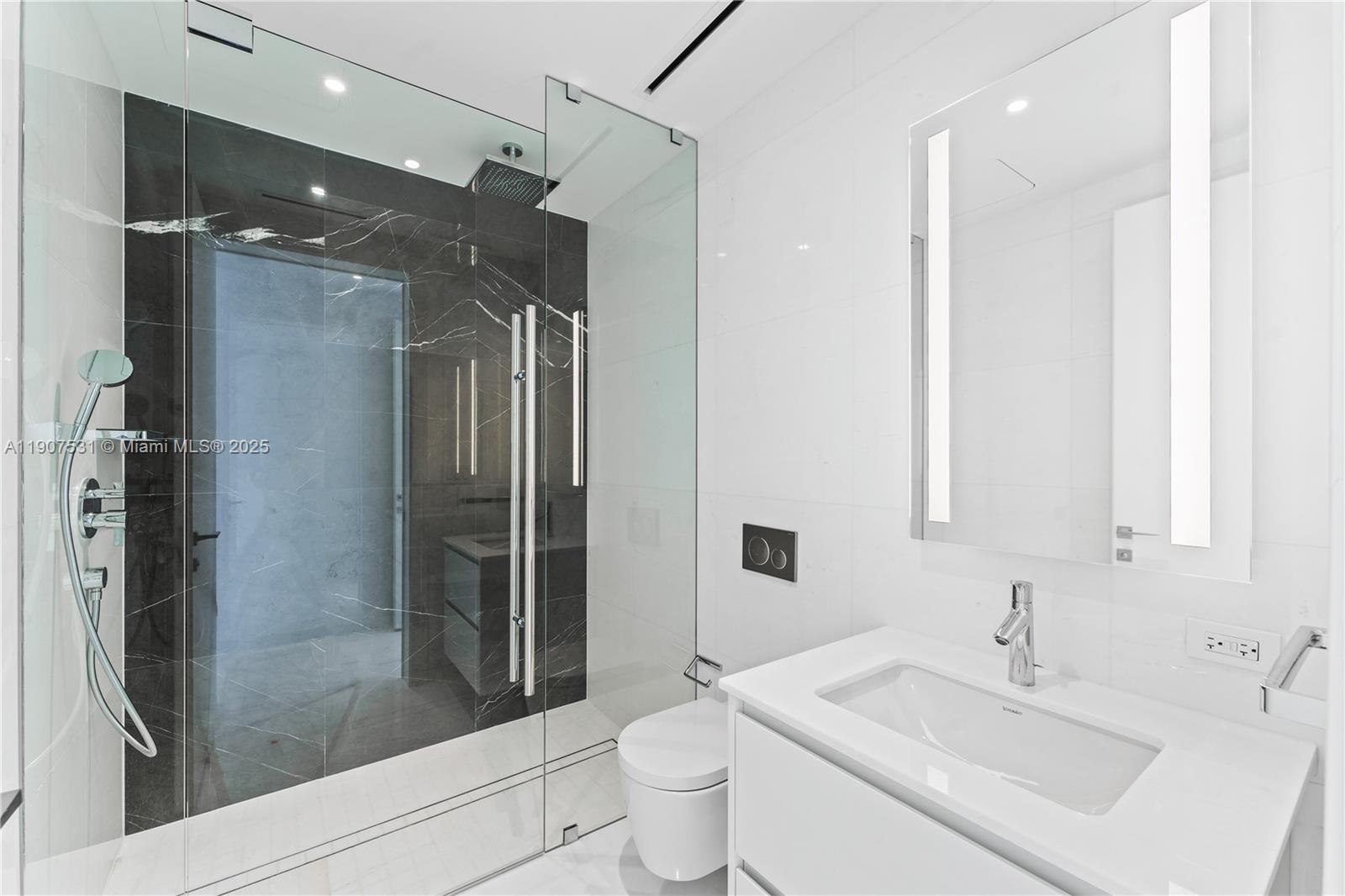 300 Biscayne Blvd Way #5003 Miami, FL 33130