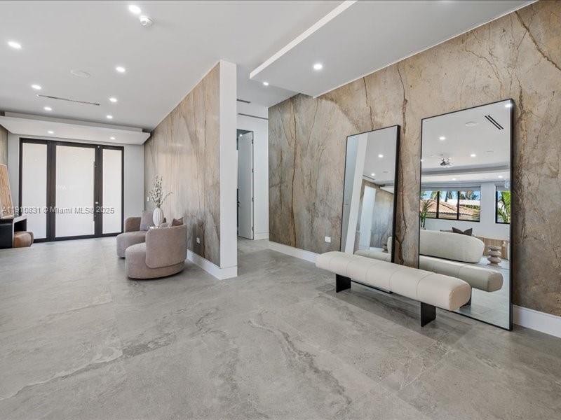 270 N Shore Dr Miami Beach, FL 33141