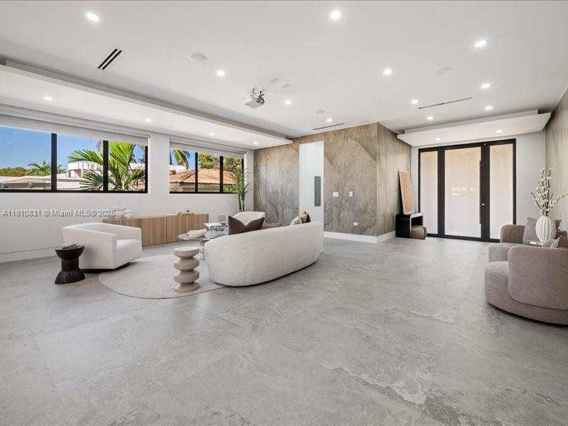 270 N Shore Dr Miami Beach, FL 33141