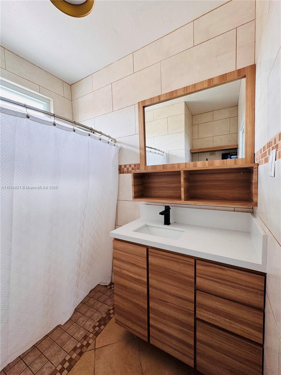 78 Jaime Brull Vega Baja, PR, 693