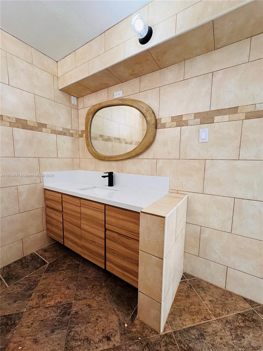 78 Jaime Brull Vega Baja, PR, 693