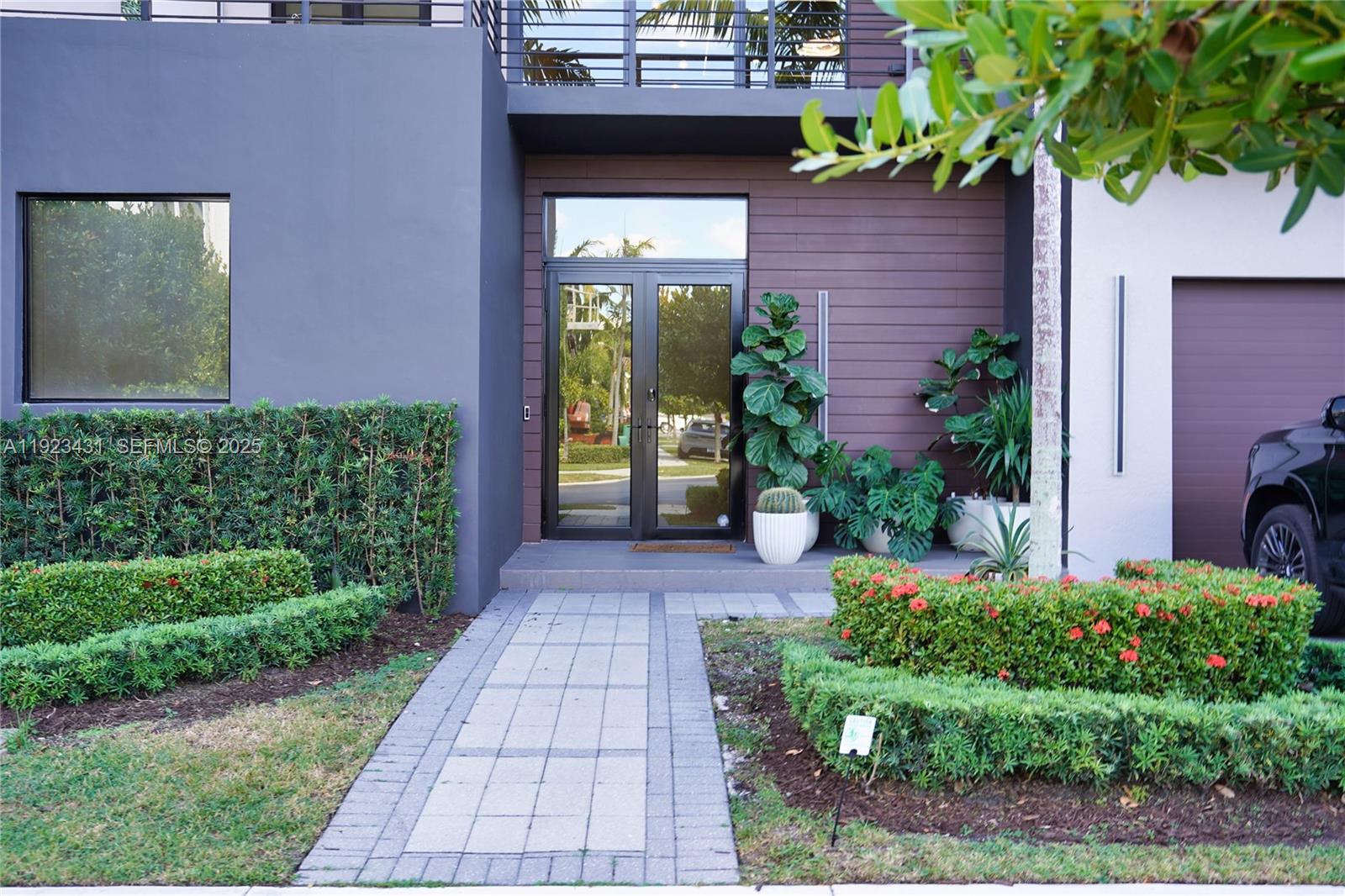 10098 NW 74th Ter Doral, FL 33178