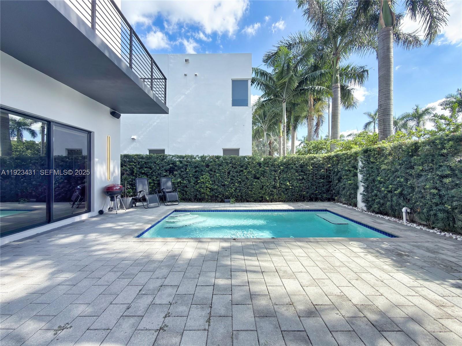 10098 NW 74th Ter Doral, FL 33178