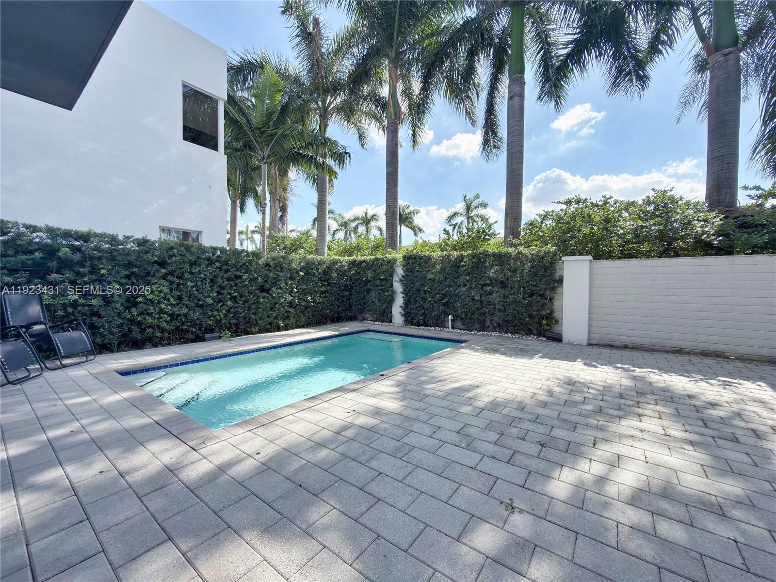 10098 NW 74th Ter Doral, FL 33178