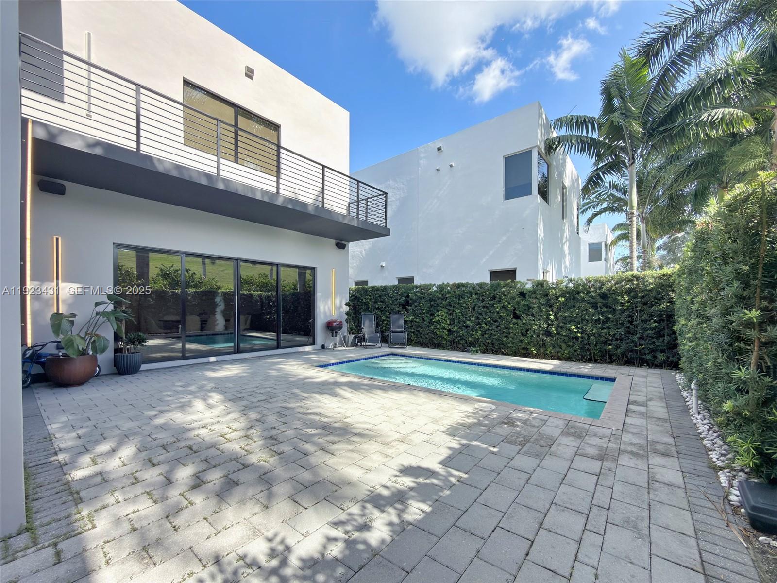 10098 NW 74th Ter Doral, FL 33178