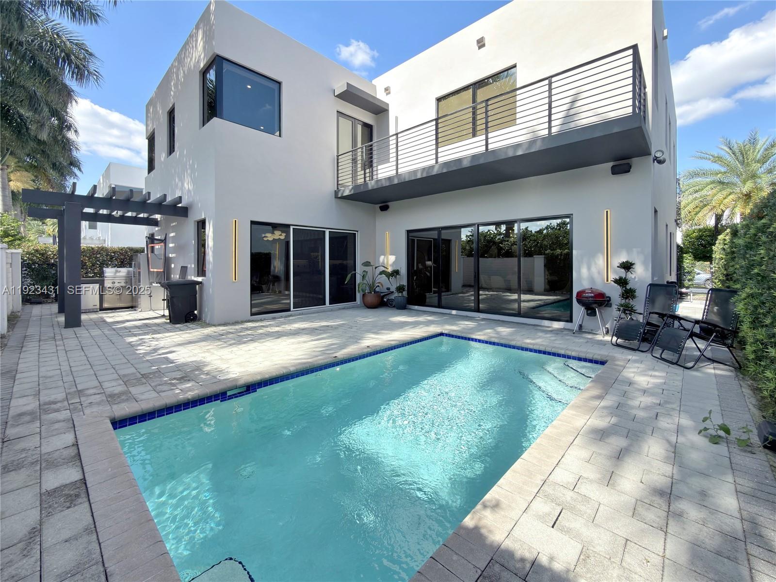 10098 NW 74th Ter Doral, FL 33178