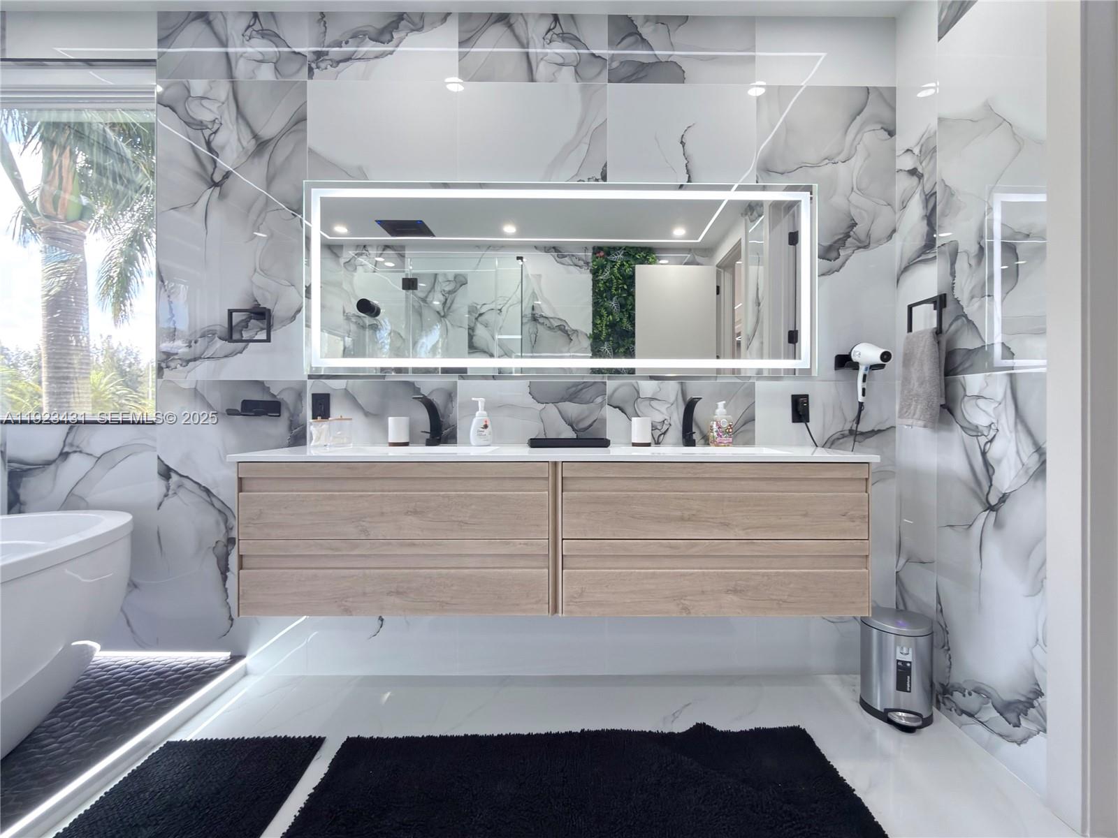 10098 NW 74th Ter Doral, FL 33178