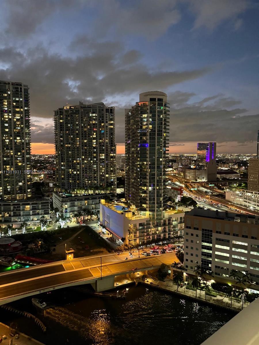 image Brickell on the River North15