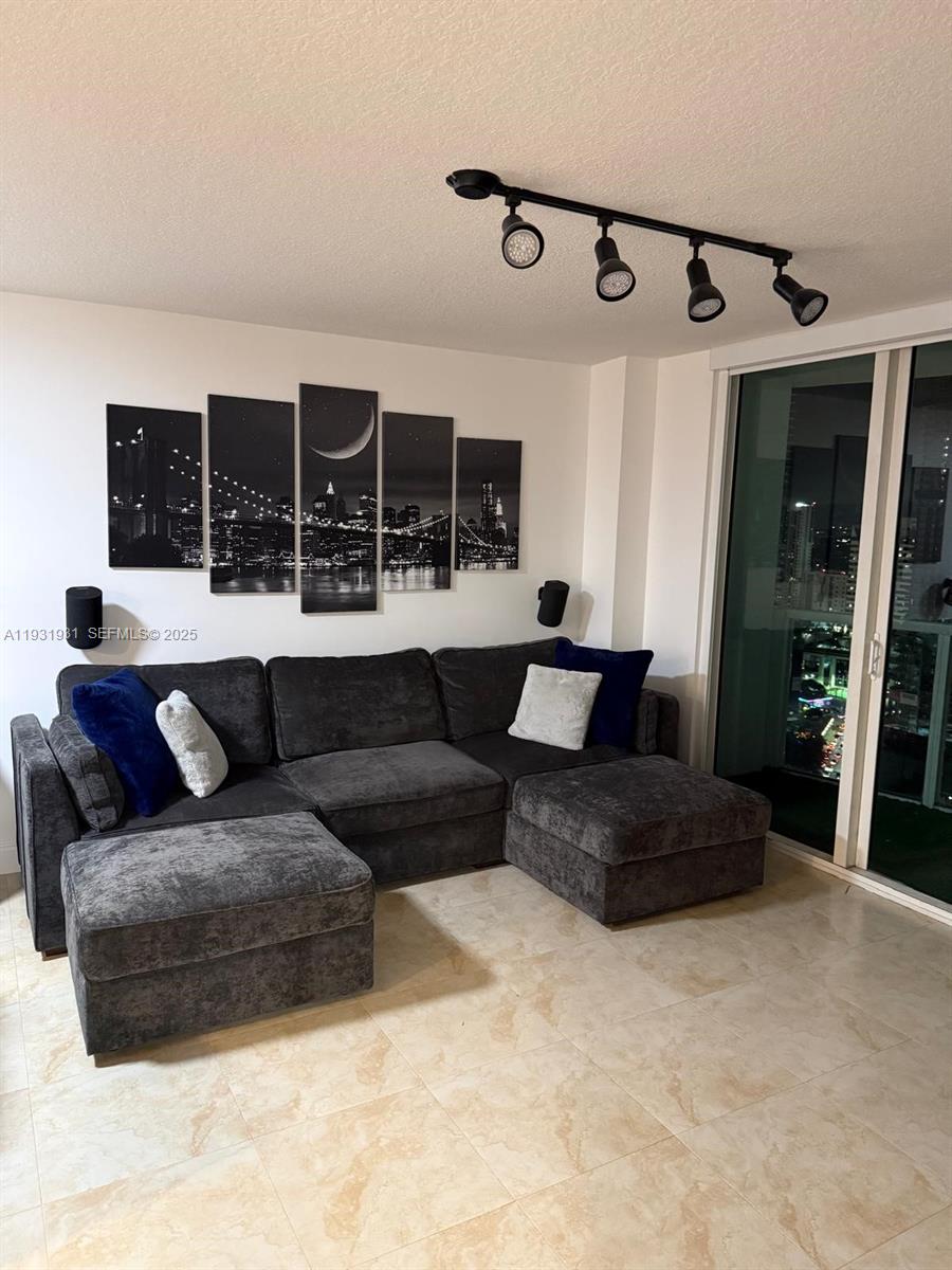 image Brickell on the River North2