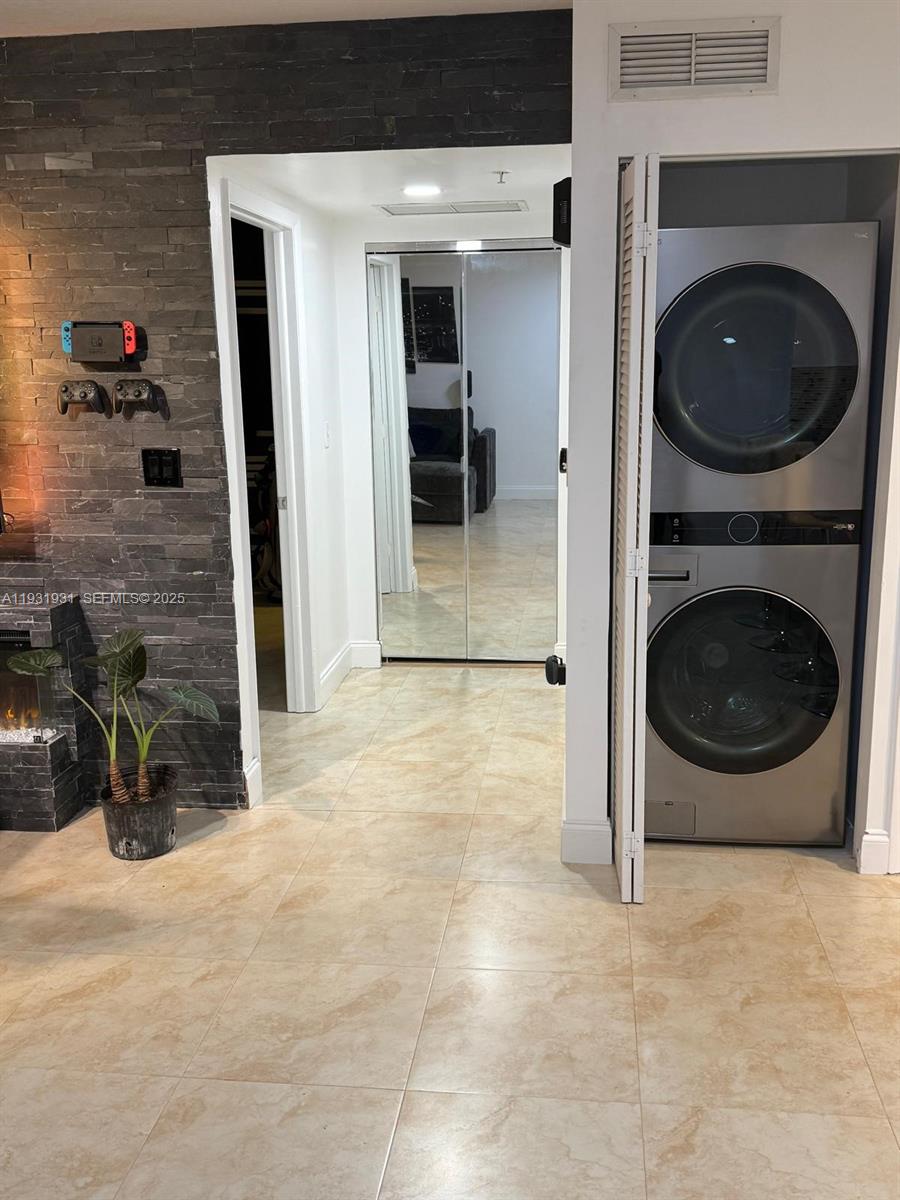 image Brickell on the River North3