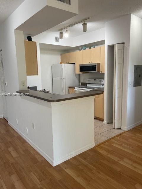 2458 Centergate Dr #102