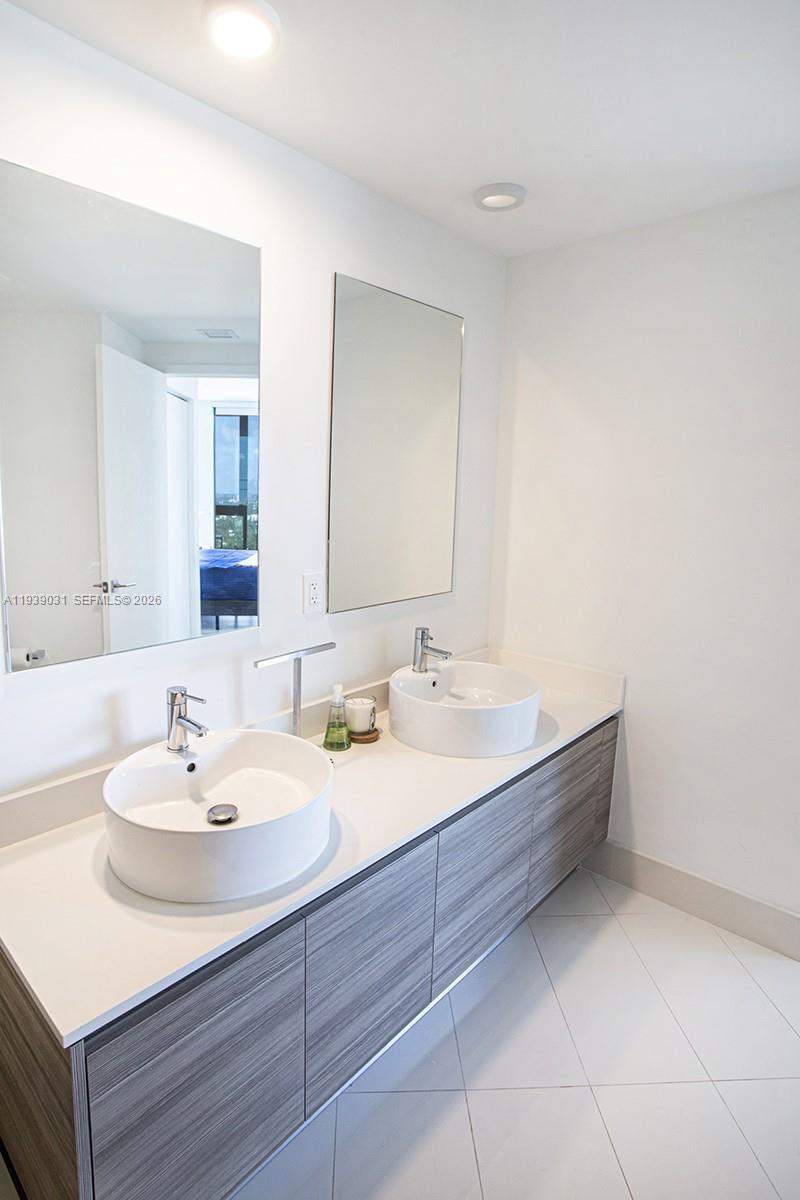 121 NE 34th St #2616 Miami, FL 33137