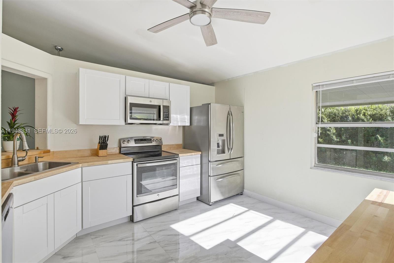 19463 NW 62nd Pl Hialeah, FL 33015