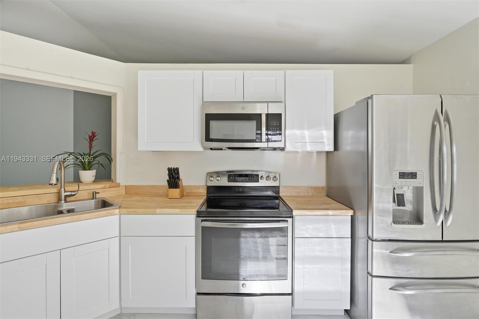 19463 NW 62nd Pl Hialeah, FL 33015