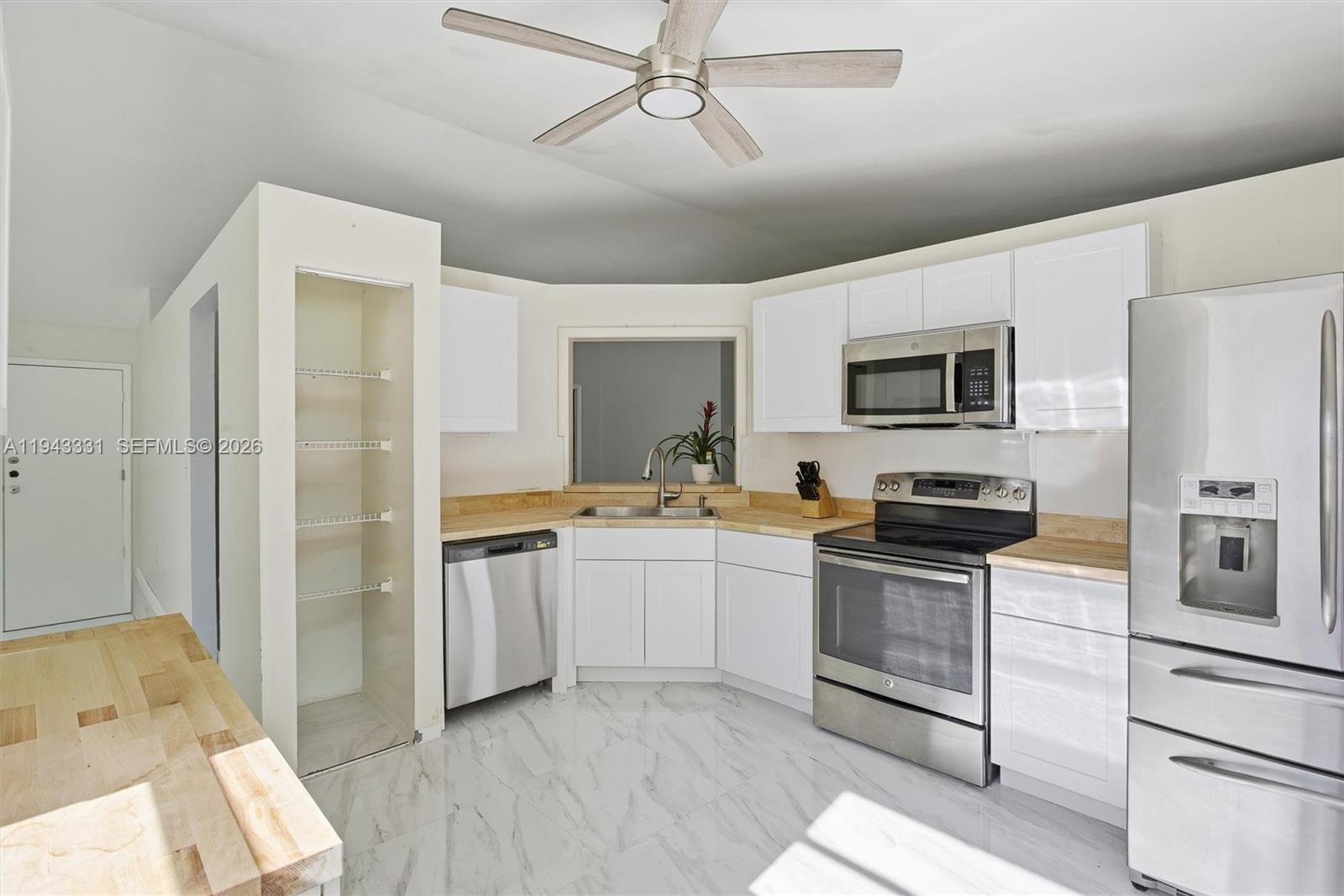 19463 NW 62nd Pl Hialeah, FL 33015