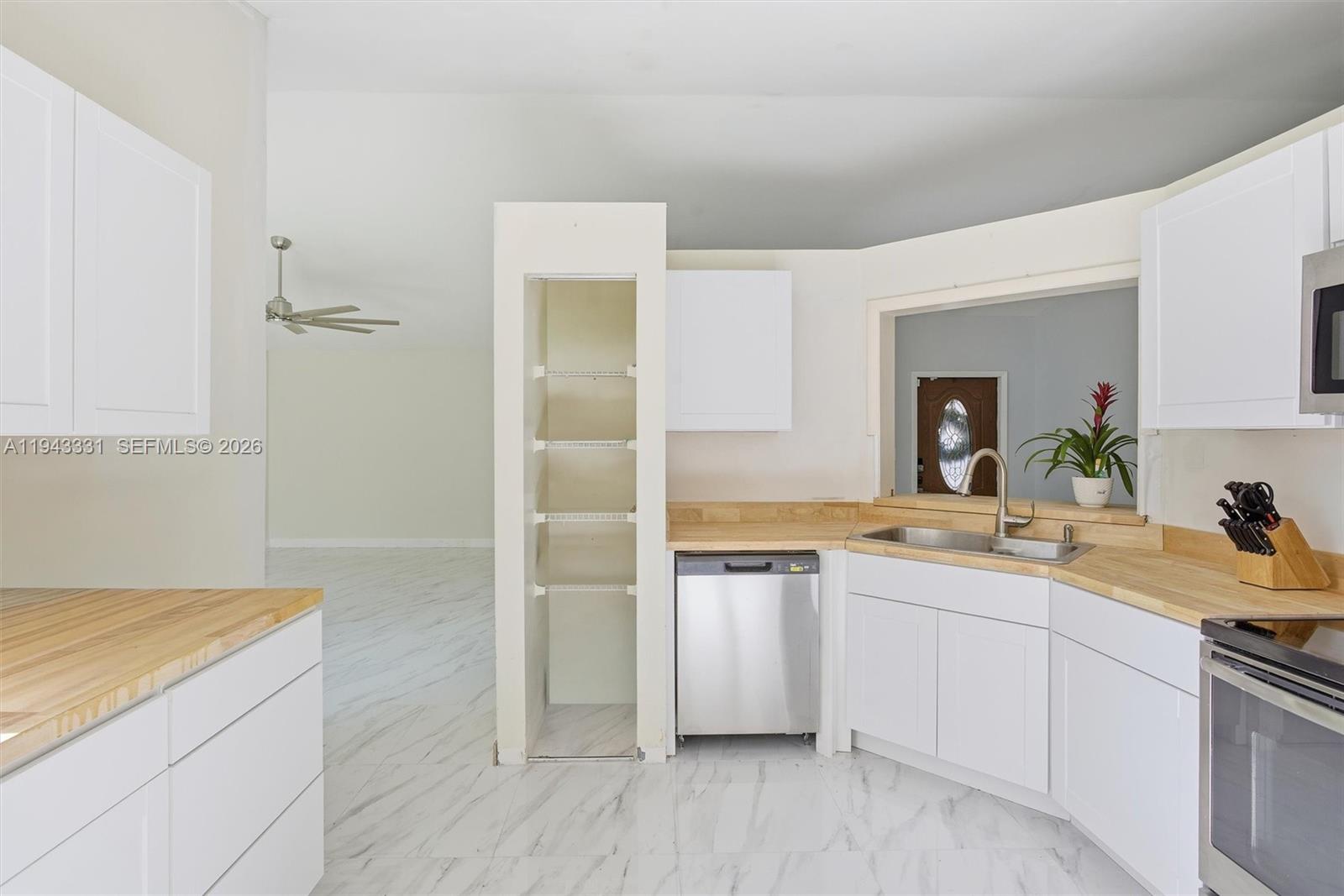 19463 NW 62nd Pl Hialeah, FL 33015